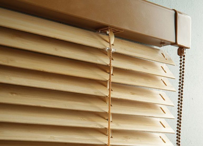 Горизонтальные бамбуковые жалюзи для пластиковых окон