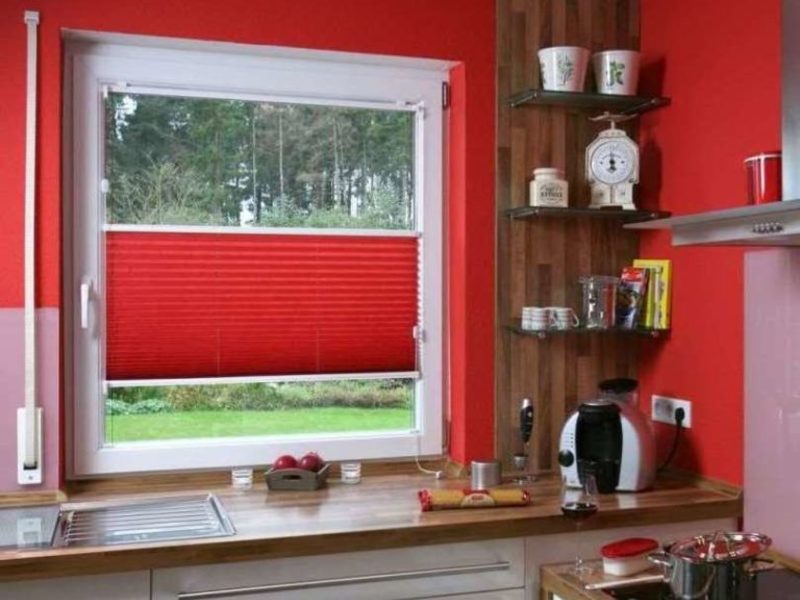 Красные шторы плиссе в интерьере кухни