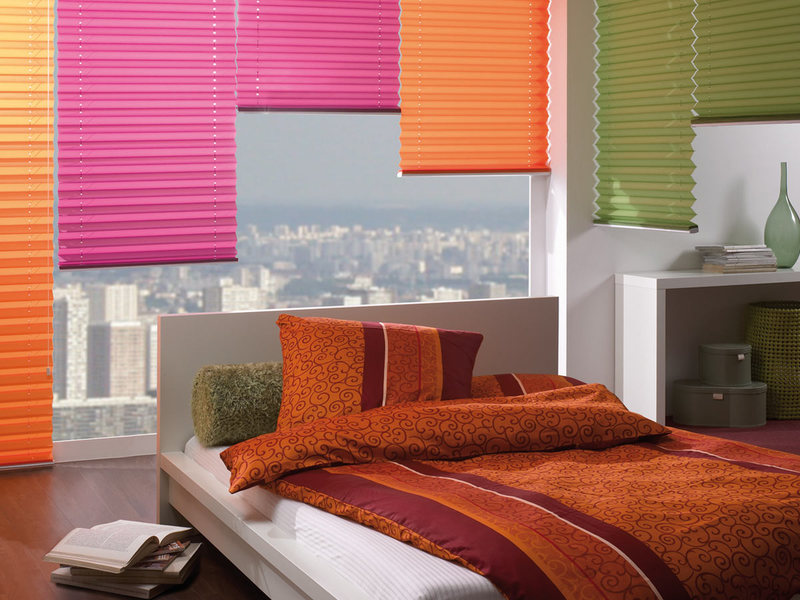 Цветные шторы плиссе в интерьере гостиной