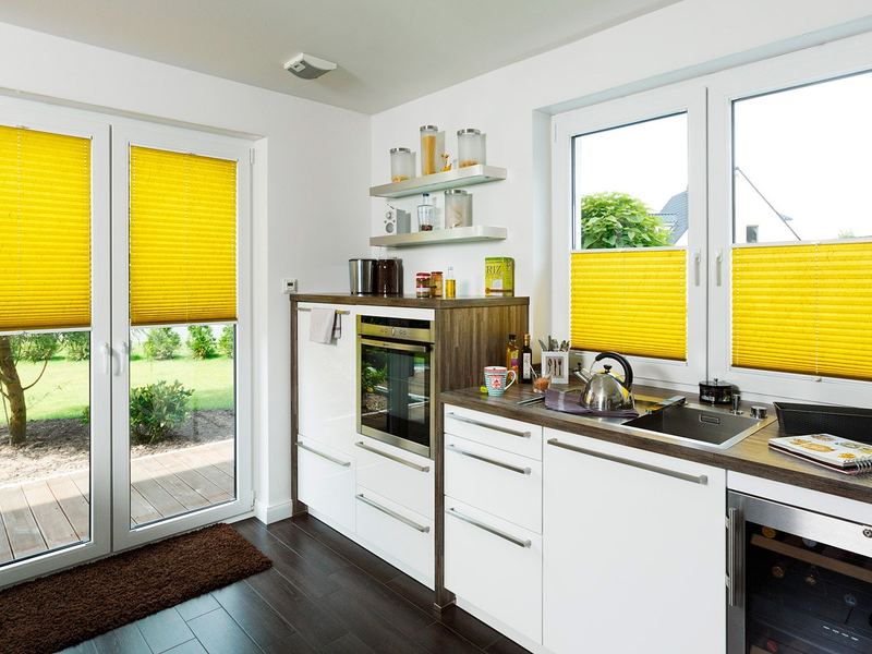 Желтые шторы плиссе в интерьере кухни