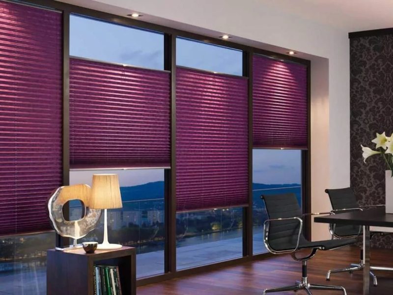Фиолетовые шторы плиссе в интерьере гостиной