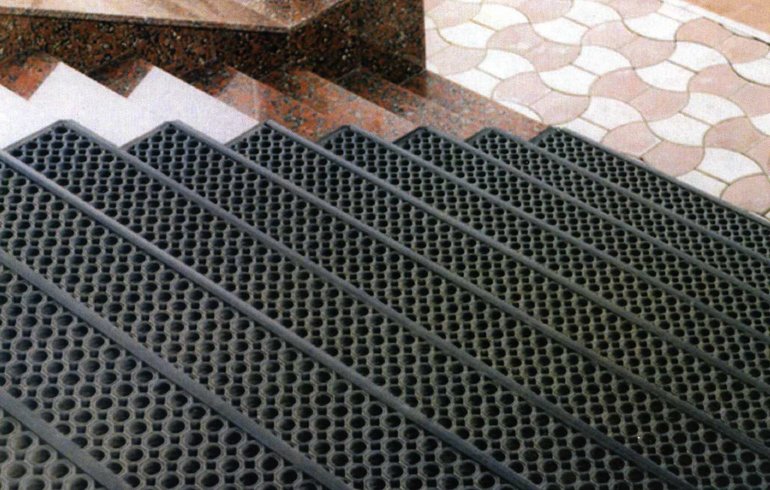 Классификация резиновых уличных ковриков на ступеньки от скольжения