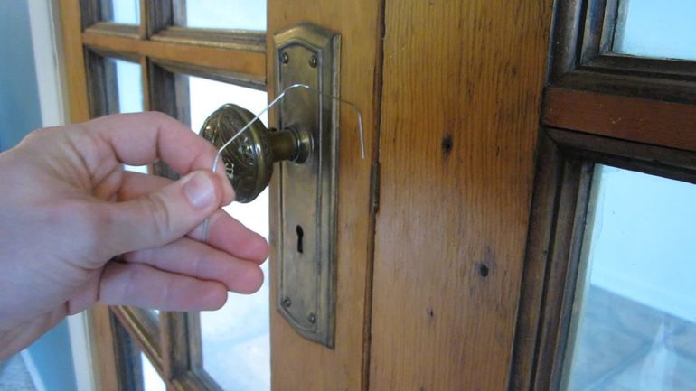 Как открыть дверь без ключа дома самому 