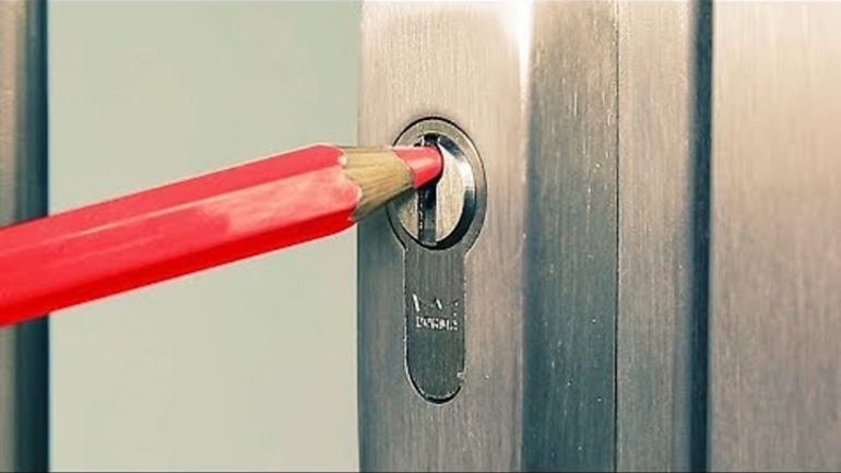 Как открыть дверной замок без ключа 