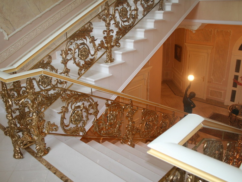 Литые классические  перила для лестниц 
