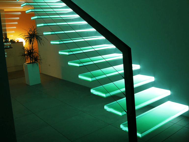 Подсветка стеклянной лестницы