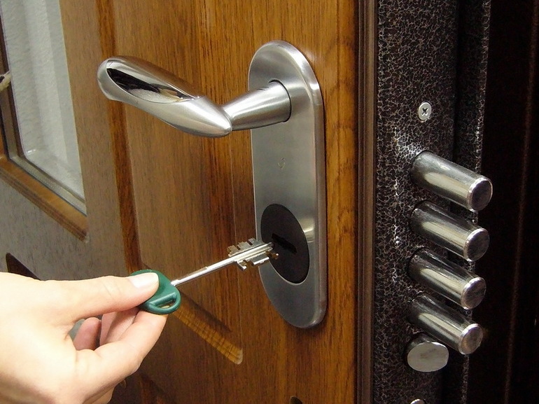 Как можно открыть дверной замок без ключа