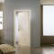 Белые двери в современном интерьере квартиры