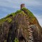 Страшная лестница на скале Эль-Пеньон-де-Гуатапе в Колумбии