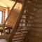 Характерные особенности лестниц в рустикальном стиле и их монтажа