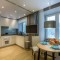 Освещение в кухне с натяжным потолком – подбор и правильное размещение точечных светильников или люстры
