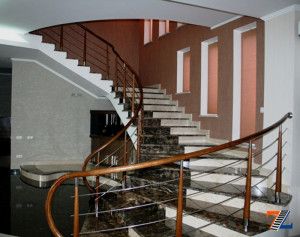 Сложно декорированная мраморная лестница