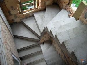 Бетонные ступени будущей лестницы