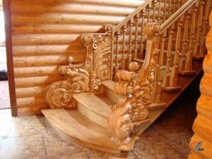 Деревянная лестница ручной работы нуждается в регулярном очищении завитков от пыли