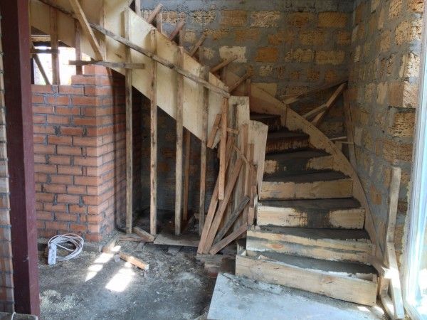 Установка опор под бетонную лестницу