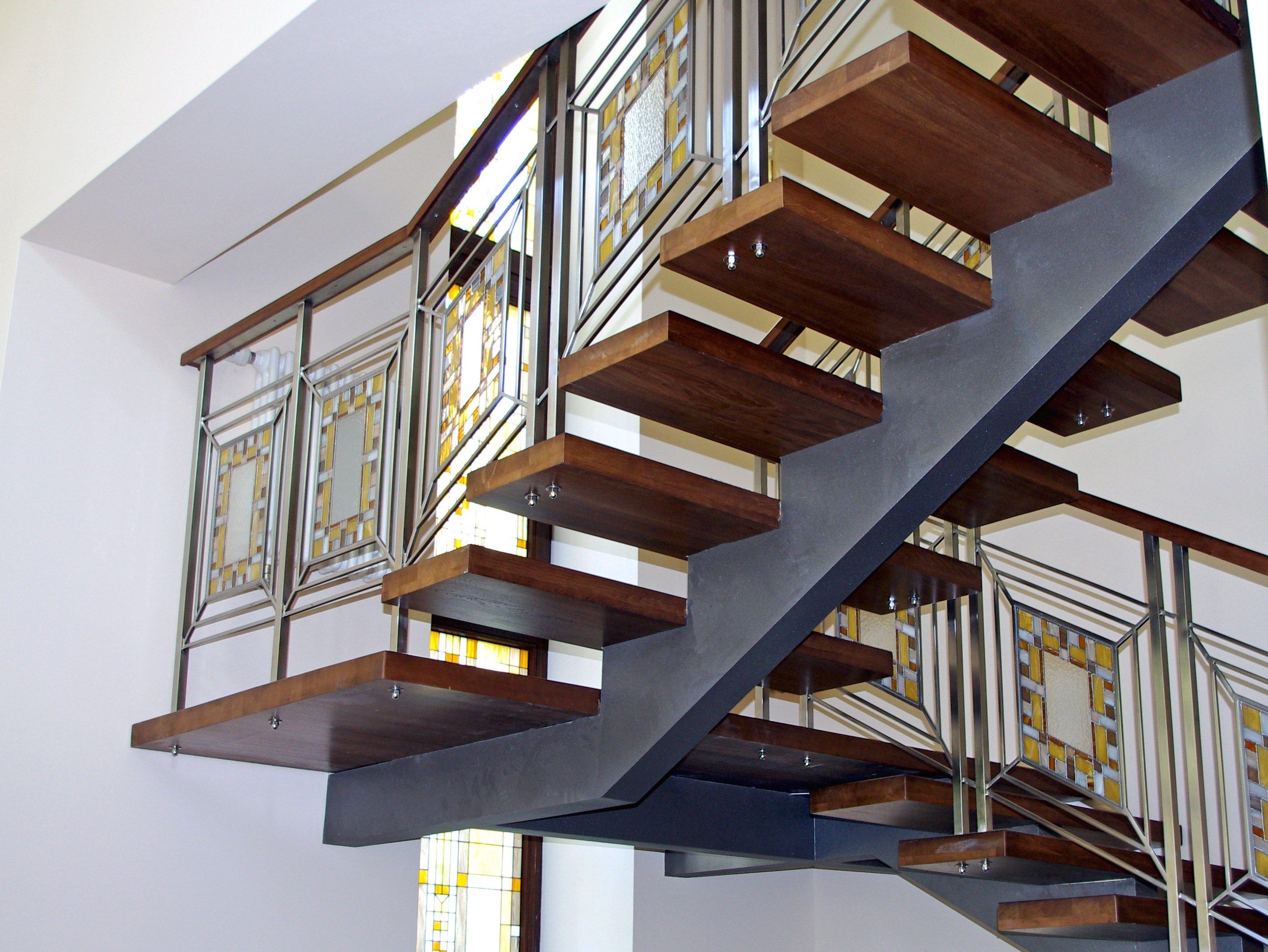 Конструктивные особенности металлических и деревянных лестниц