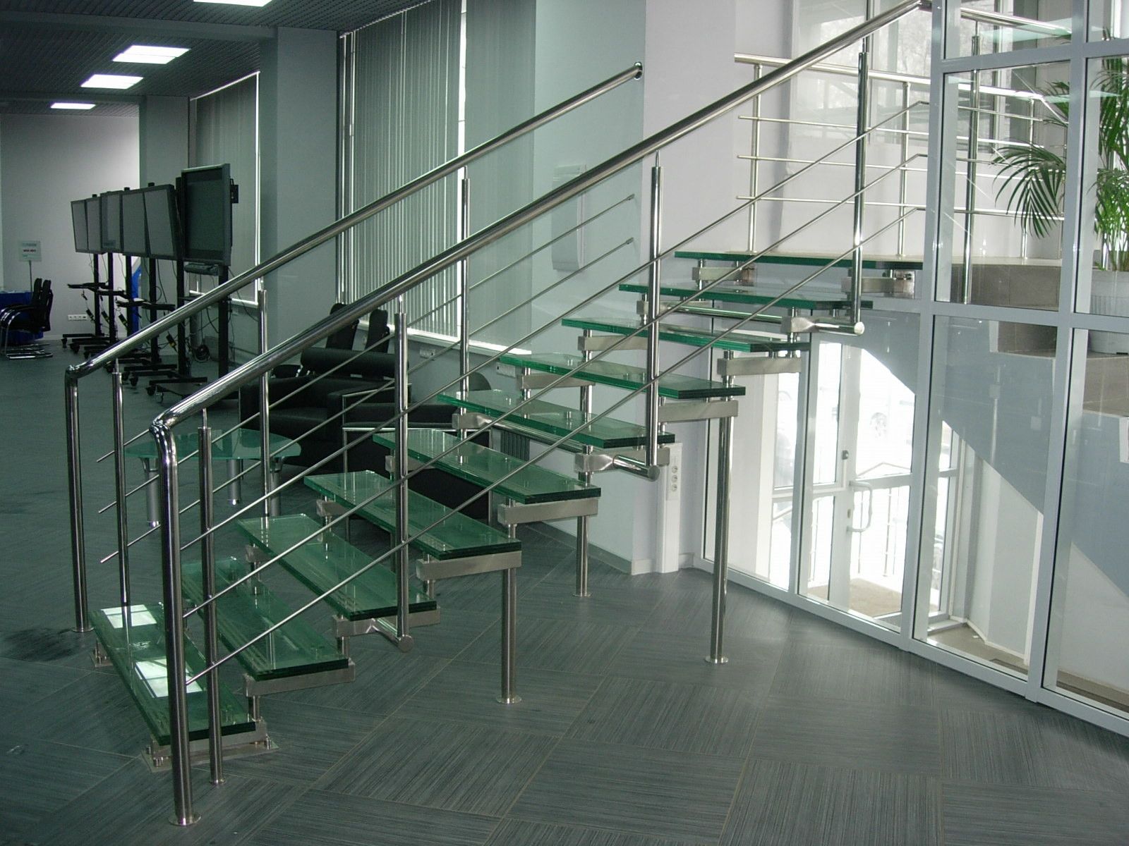 Как правильно выбрать лестницу для офиса