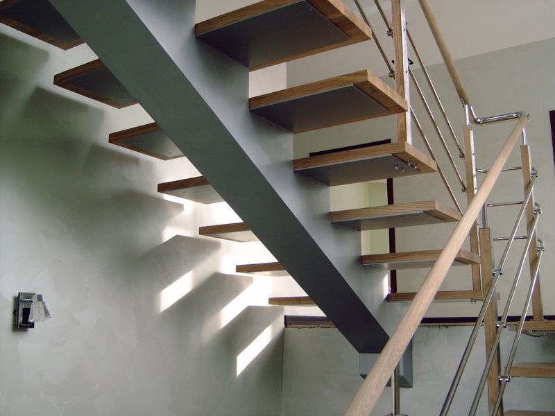 Монтаж лестницы на металлическом косоуре