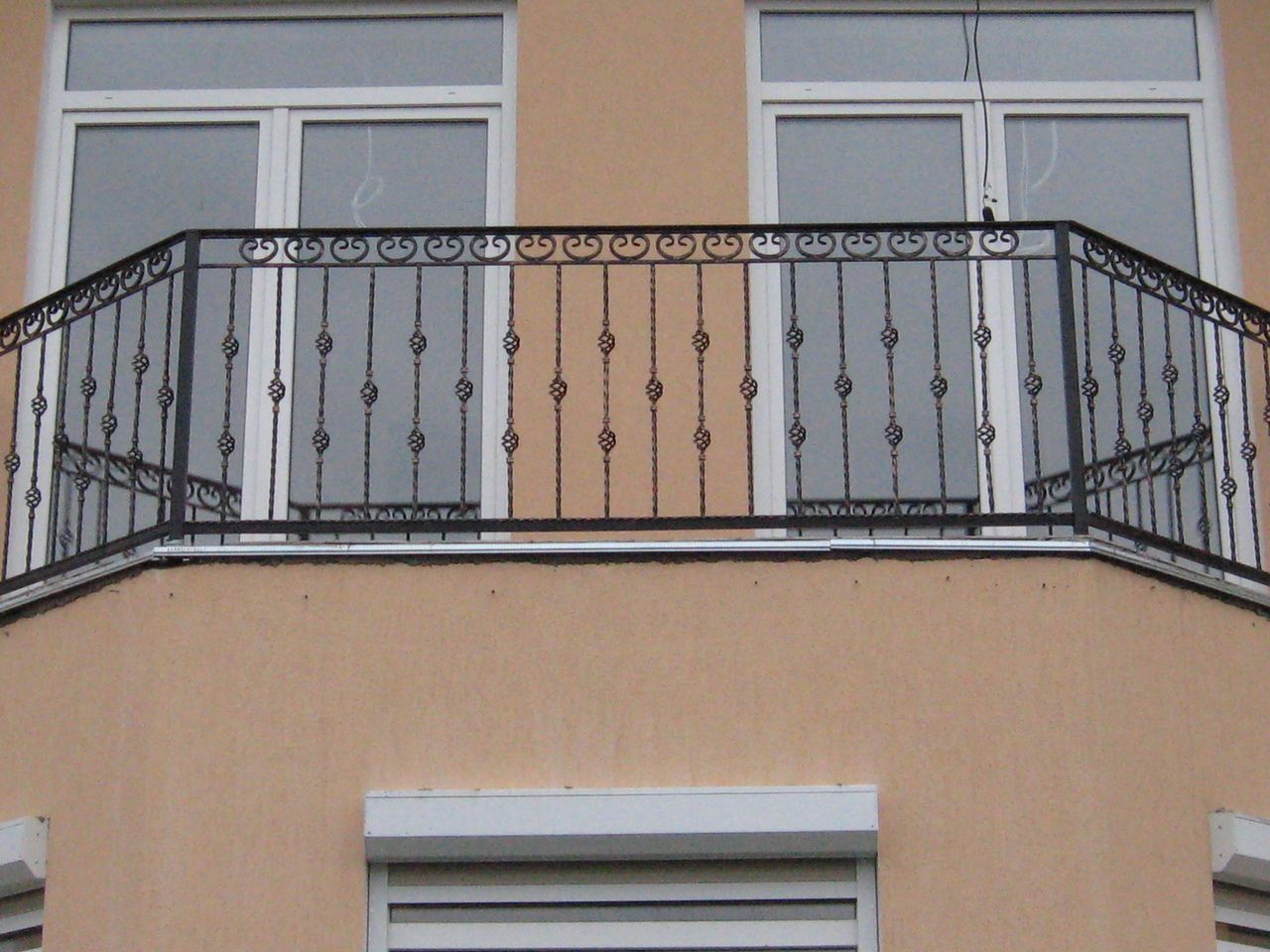 Кованое обрамление балконов: элегантная классика