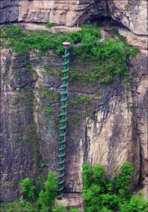 Лестница вдоль скалы Тяйxань