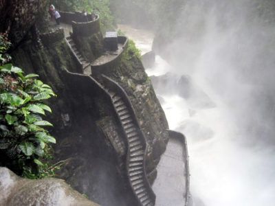 Мокрая лестница у водопада Котел дьявола