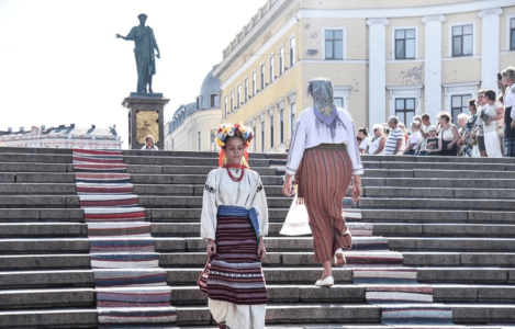 Показ национальных украинских костюмов на Потёмкинской лестнице