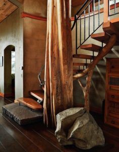 Лестница в стиле кантри из камня и дерева