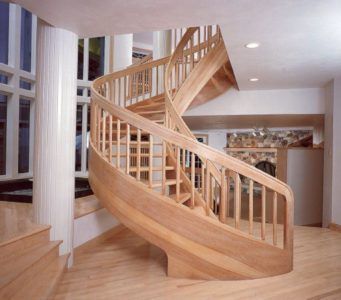 Деревяннаявинтовая лестница в стиле кантри