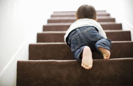ребенок на лестнице