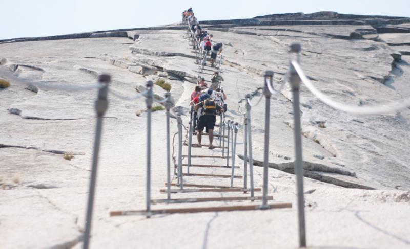 Лестница на скале Хаф-Доум в США