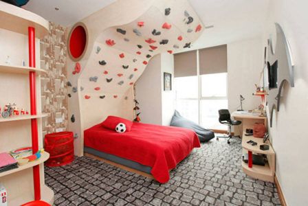Детская комната с пологом кровати в виде скалодрома