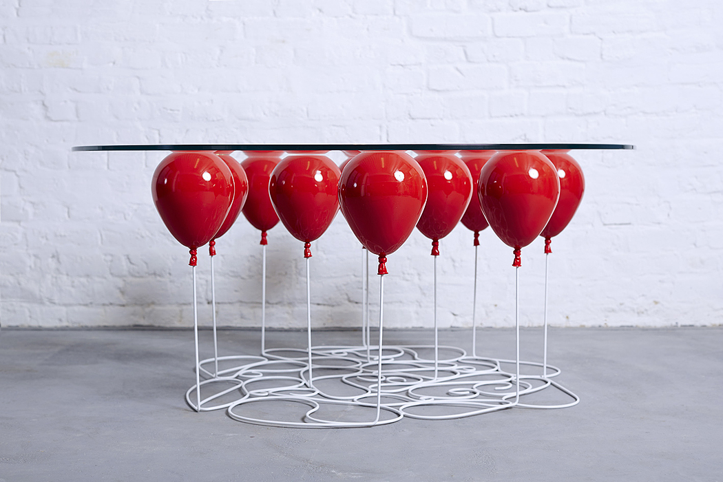 Журнальный столик на воздушных шариках
