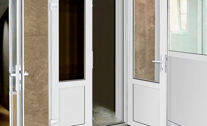 Двухстворчатая штульповая дверь Rehau Euro Design в интерьере офиса