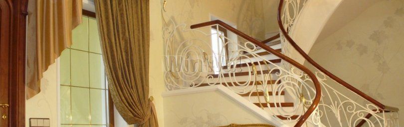Украсьте окно в мир: текстиль на лестнице