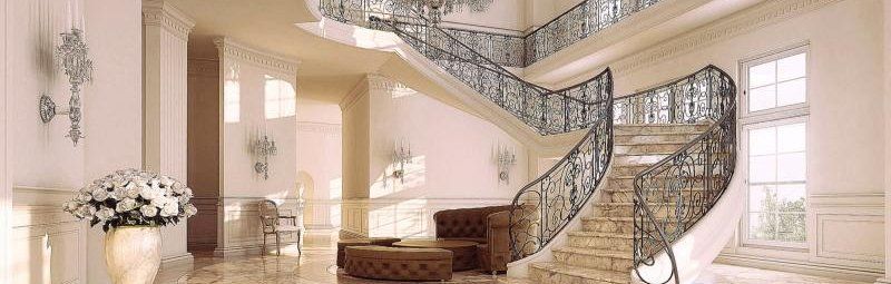 Интерьер холла с лестницей